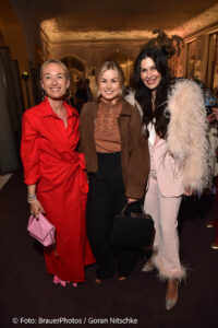 Christine Klimscha, Laura Mallach, Jeannette Graf / Ingolstadt Village lud zum Screening „Der Teufel trägt Prada 2“ in die Falks’s Bar im Hotel Bayerischer Hof in München am 21.05.2026 / Foto: BrauerPhotos / G.Nitschke