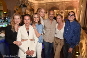 Elfie Langefeld, Nele Kiper, Funda Vanroy, Carolin Copeland, Sanjiv Singh, Maria Sottor, Petra Müller („Petra Müller Blumen“) / Ingolstadt Village lud zum Screening „Der Teufel trägt Prada 2“ in die Falks’s Bar im Hotel Bayerischer Hof in München am 21.05.2026 / Foto: BrauerPhotos / G.Nitschke