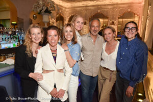 Elfie Langefeld, Nele Kiper, Funda Vanroy, Carolin Copeland, Sanjiv Singh, Maria Sottor, Petra Müller („Petra Müller Blumen“) / Ingolstadt Village lud zum Screening „Der Teufel trägt Prada 2“ in die Falks’s Bar im Hotel Bayerischer Hof in München am 21.05.2026 / Foto: BrauerPhotos / G.Nitschke