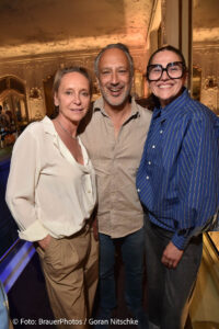 Maria Sottor, Sanjiv Singh, Petra Müller („Petra Müller Blumen“) / Ingolstadt Village lud zum Screening „Der Teufel trägt Prada 2“ in die Falks’s Bar im Hotel Bayerischer Hof in München am 21.05.2026 / Foto: BrauerPhotos / G.Nitschke