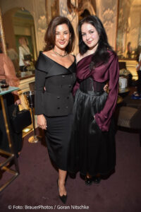 Füsun Lindner und Tochter Selma (16) / Ingolstadt Village lud zum Screening „Der Teufel trägt Prada 2“ in die Falks’s Bar im Hotel Bayerischer Hof in München am 21.05.2026 / Foto: BrauerPhotos / G.Nitschke