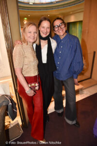 Gabi Strassburger, Marie Aigner, Petra Müller („Petra Müller Blumen“) / Ingolstadt Village lud zum Screening „Der Teufel trägt Prada 2“ in die Falks’s Bar im Hotel Bayerischer Hof in München am 21.05.2026 / Foto: BrauerPhotos / G.Nitschke