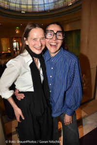 Marie Aigner, Petra Müller („Petra Müller Blumen“) / Ingolstadt Village lud zum Screening „Der Teufel trägt Prada 2“ in die Falks’s Bar im Hotel Bayerischer Hof in München am 21.05.2026 / Foto: BrauerPhotos / G.Nitschke