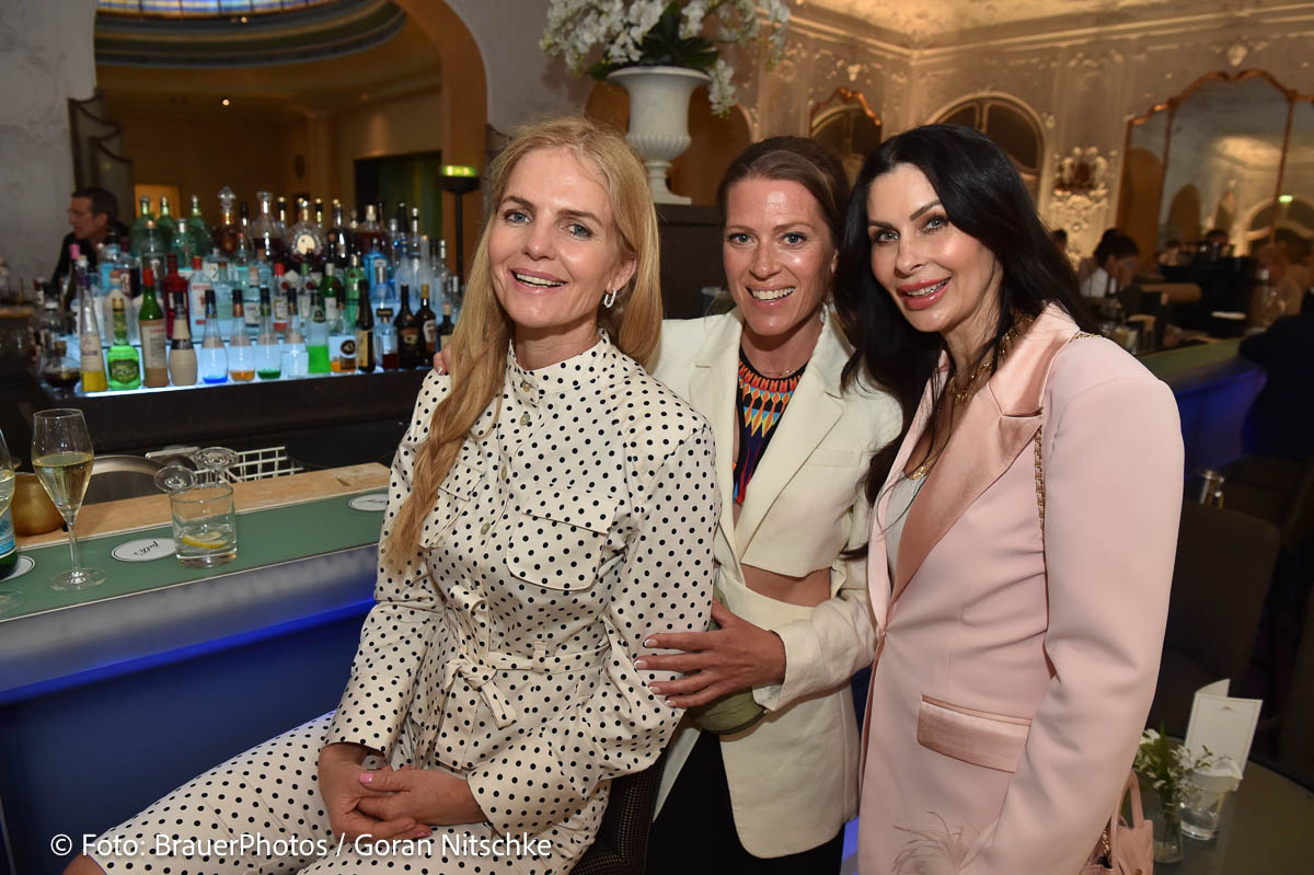Carolin Copeland, Nele Kiper, Jeannette Graf / Ingolstadt Village lud zum Screening „Der Teufel trägt Prada 2“ in die Falks’s Bar im Hotel Bayerischer Hof in München am 21.05.2026 / Foto: BrauerPhotos / G.Nitschke