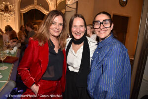 Mon Müllerschön, Marie Aigner, Petra Müller („Petra Müller Blumen“) / Ingolstadt Village lud zum Screening „Der Teufel trägt Prada 2“ in die Falks’s Bar im Hotel Bayerischer Hof in München am 21.05.2026 / Foto: BrauerPhotos / G.Nitschke