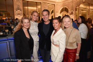 Elfie Langefeld, Carolin Copeland, Oliver Fritz, Nele Kiper, Gabi Strassburger / Ingolstadt Village lud zum Screening „Der Teufel trägt Prada 2“ in die Falks’s Bar im Hotel Bayerischer Hof in München am 21.05.2026 / Foto: BrauerPhotos / G.Nitschke