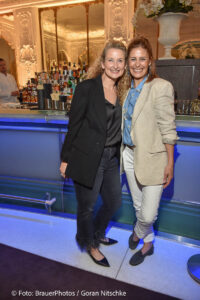 Elfie Langefeld, Funda Vanroy / Ingolstadt Village lud zum Screening „Der Teufel trägt Prada 2“ in die Falks’s Bar im Hotel Bayerischer Hof in München am 21.05.2026 / Foto: BrauerPhotos / G.Nitschke