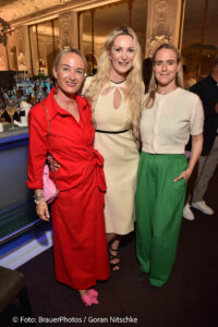 Christine Klimscha, Julia Pohl, Andrea Vodermayr / Ingolstadt Village lud zum Screening „Der Teufel trägt Prada 2“ in die Falks’s Bar im Hotel Bayerischer Hof in München am 21.05.2026 / Foto: BrauerPhotos / G.Nitschke