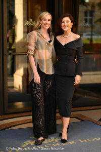 Jennifer Zimmermann („Home of Blossom“), Füsun Lindner / Ingolstadt Village lud zum Screening „Der Teufel trägt Prada 2“ in die Falks’s Bar im Hotel Bayerischer Hof in München am 21.05.2026 / Foto: BrauerPhotos / G.Nitschke