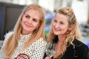 Carolin Copeland, Elfie Langefeld / Ingolstadt Village lud zum Screening „Der Teufel trägt Prada 2“ in die Falks’s Bar im Hotel Bayerischer Hof in München am 21.05.2026 / Foto: BrauerPhotos / G.Nitschke