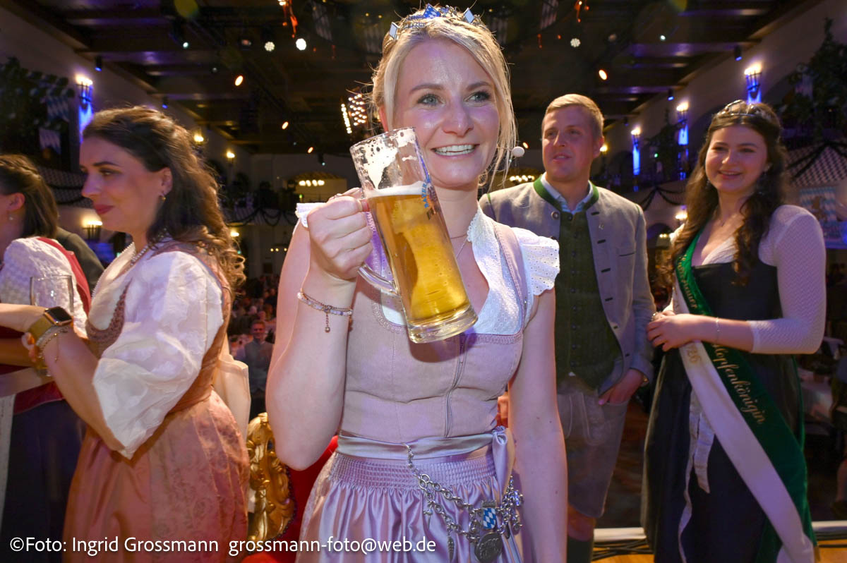 Wahl der Bayerischen Bierkönigin 2026/27 im Löwenbräukeller (©Foto: Ingrid Grossmann) Wahl der Bayerischen Bierkönigin 2026/27 im Löwenbräukeller (©Foto: Ingrid Grossmann)