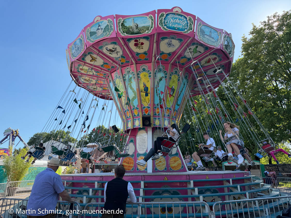 Kettenkarussell von ALexander Diebold auf dem 73. Lohhofer Volksfest 2026 vom 22.05.-31.05.2026 (©Foto: Martin Schmitz) Kettenkarussell von ALexander Diebold auf dem 73. Lohhofer Volksfest 2026 vom 22.05.-31.05.2026 (©Foto: Martin Schmitz)