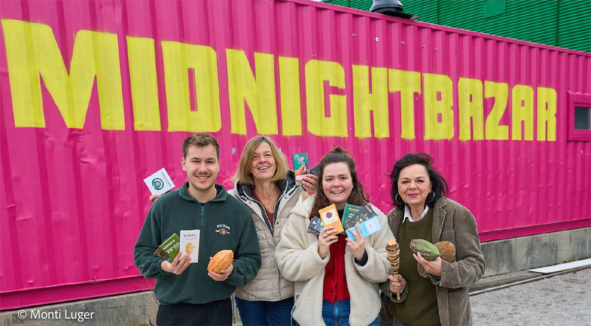 Jan Funk, Projektleiter Midnightbazar, mit Anja Ashauer, Mitorganisatorin MUCHO und den MUCHO-Gründerinnen Marita und Christine Luger (v. li.) vor dem Pineapple Park in München (© Monti Luger)
