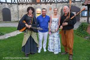 Carolinga und ihr Knecht, Falk Raudies mit Ehefrau Andrea Raudies / „FCR EAGLES Schlossfestspiele“ / Hotel &amp; Spa Wasserschloss Westerburg / Huy / 24. Mai 2026 / Foto: ABR-Pictures / Jonas Kersten