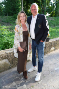 Stefan Bloecher mit Freundin Anna Posch / „FCR EAGLES Schlossfestspiele“ / Hotel &amp; Spa Wasserschloss Westerburg / Huy / 24. Mai 2026 / Foto: ABR-Pictures / Jonas Kersten