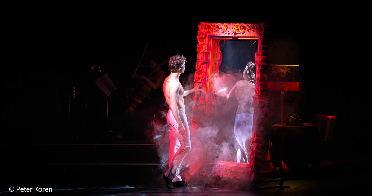 „Dorian Gray“ mit der Enrique Gasa Valga-Dance Company im Deutschen Theater (©Foto: Peter Koren)