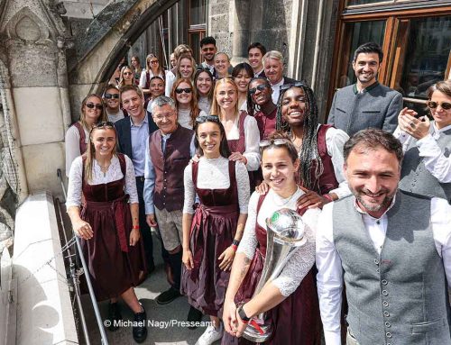FC-Bayern-Frauen feiern Double auf dem Rathausbalkon