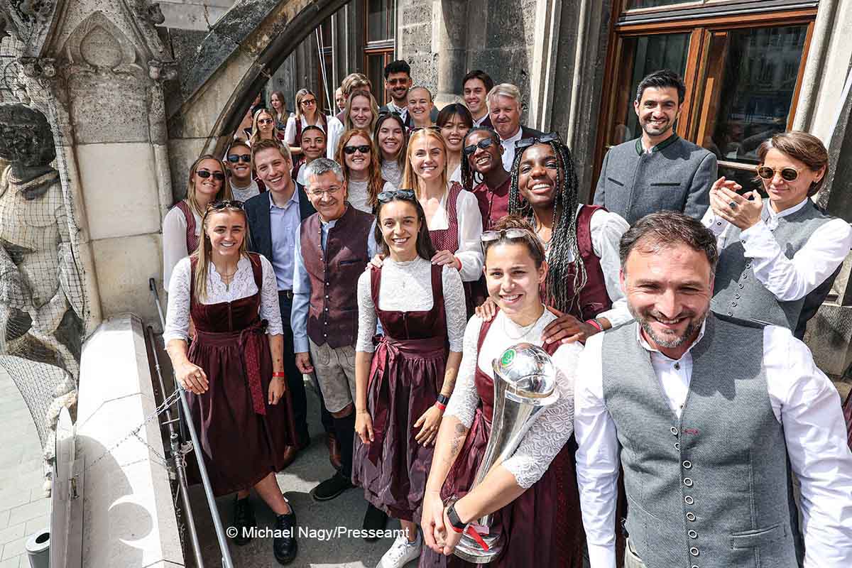FC-Bayern-Frauen feiern Double auf dem Rathausbalkon