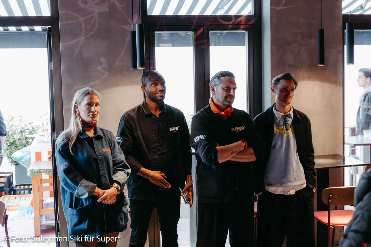 SUPER* eröffnet in München: Neues Hospitality-Konzept verbindet Neo-Brasserie, Listening Bar, Kunst und Concept Store (©Foto: Süleyman Siki)