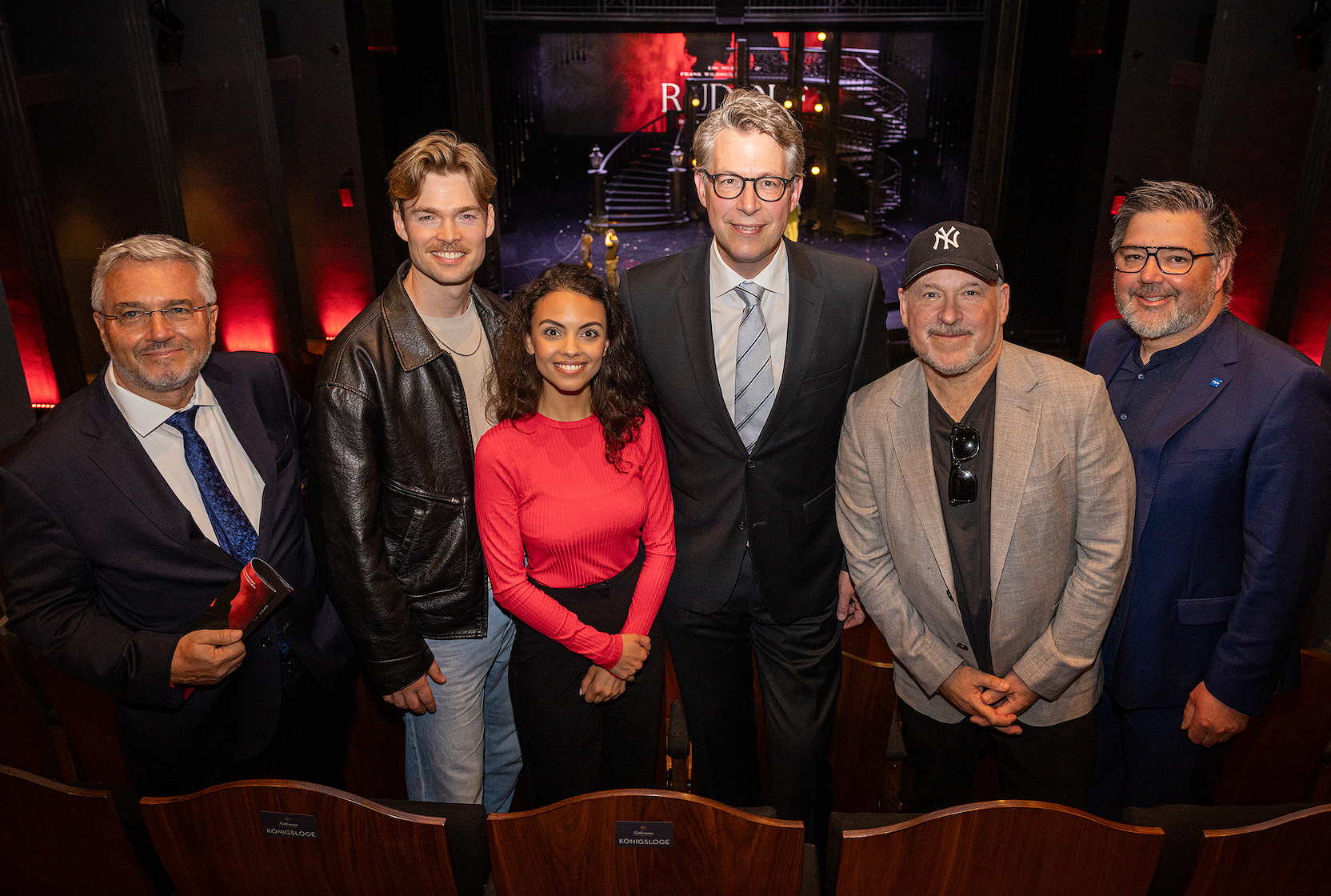 Vor der Show: Gruppenbild mit Kronprinz in der Königsloge: Odeo Kuipers ("Rudolf") und Katia Bischoff ("Mary Vetsera") mit Staatsminister Markus Blume (Mitte), Komponist Frank Wildhorn (2.v.r.) . Links: Manfred Rietzler (Eigentümer Festspielhaus) und Andreas Kaufmann, MdL (rechts) Foto: Benedikt Siegert