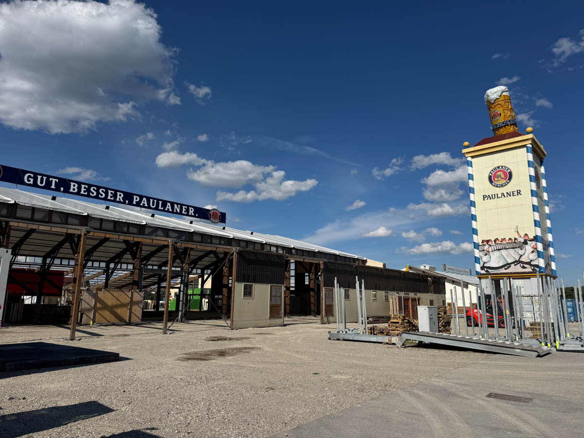 Die Paulaner Wirtsfamilie Stiftl kann sich freuen: Wiesn 2026: Aufbau aller Zelte darf nach Gerichtsentscheid starten (©Fotos: Martin Schmitz)