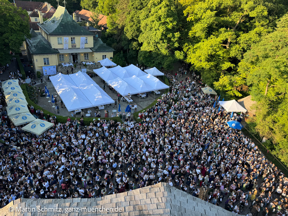 Blick vom Turm: Kocherlball am Chinaturm (©Foto: Martin Schmitz) Blick vom Turm: Kocherlball am Chinaturm (©Foto: Martin Schmitz)