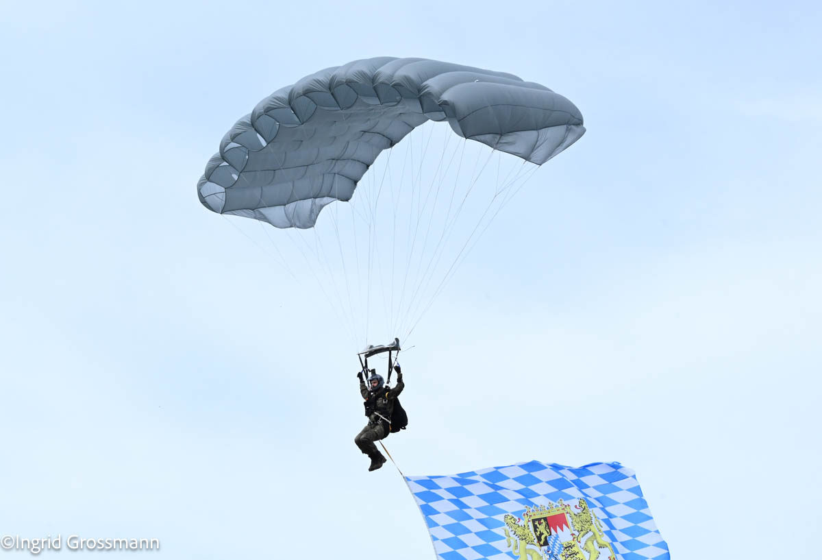 Die Beförderungsurkunden kamen per Fallschirm: Tag der Bundeswehr am 06.06.2026 in Neubiberg (©Foto: Ingrid Grossmann)