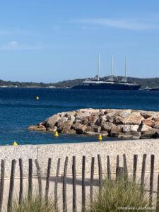 Jeff Bozos "Koru" unterwegs zwischen St Tropez und Cannes (©Foto: Marikka-Laila Maisel)