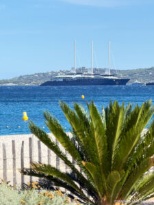 Jeff Bozos "Koru" unterwegs zwischen St Tropez und Cannes (©Foto: Marikka-Laila Maisel)