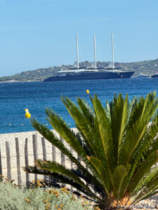 Jeff Bozos "Koru" unterwegs zwischen St Tropez und Cannes (©Foto: Marikka-Laila Maisel)