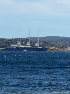 Jeff Bozos "Koru" unterwegs zwischen St Tropez und Cannes (©Foto: Marikka-Laila Maisel)