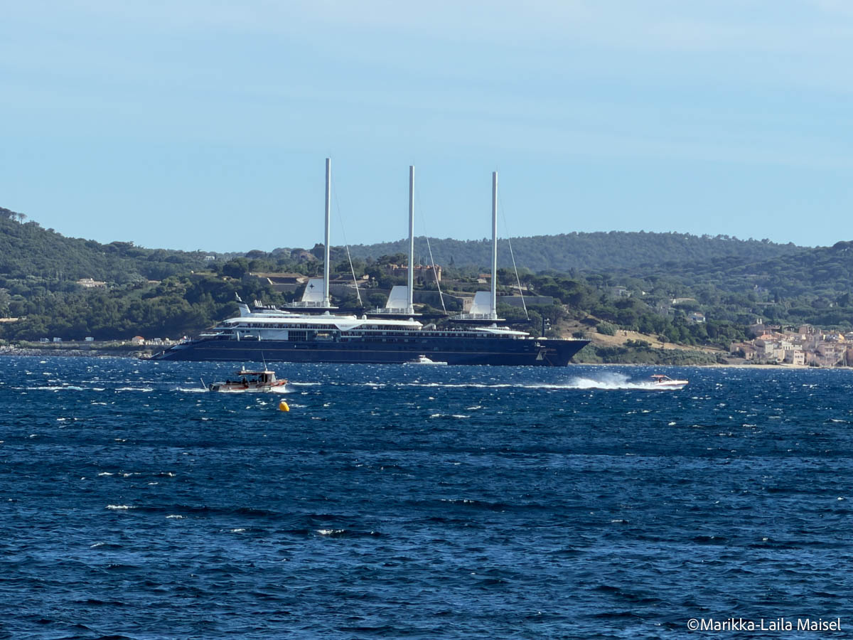 Nagelneu: die Orient Express Corinthian unterwegs zwischen St Tropez und Cannes (©Foto: Marikka-Laila Maisel) Nagelneu: die Orient Express Corinthian unterwegs zwischen St Tropez und Cannes (©Foto: Marikka-Laila Maisel)
