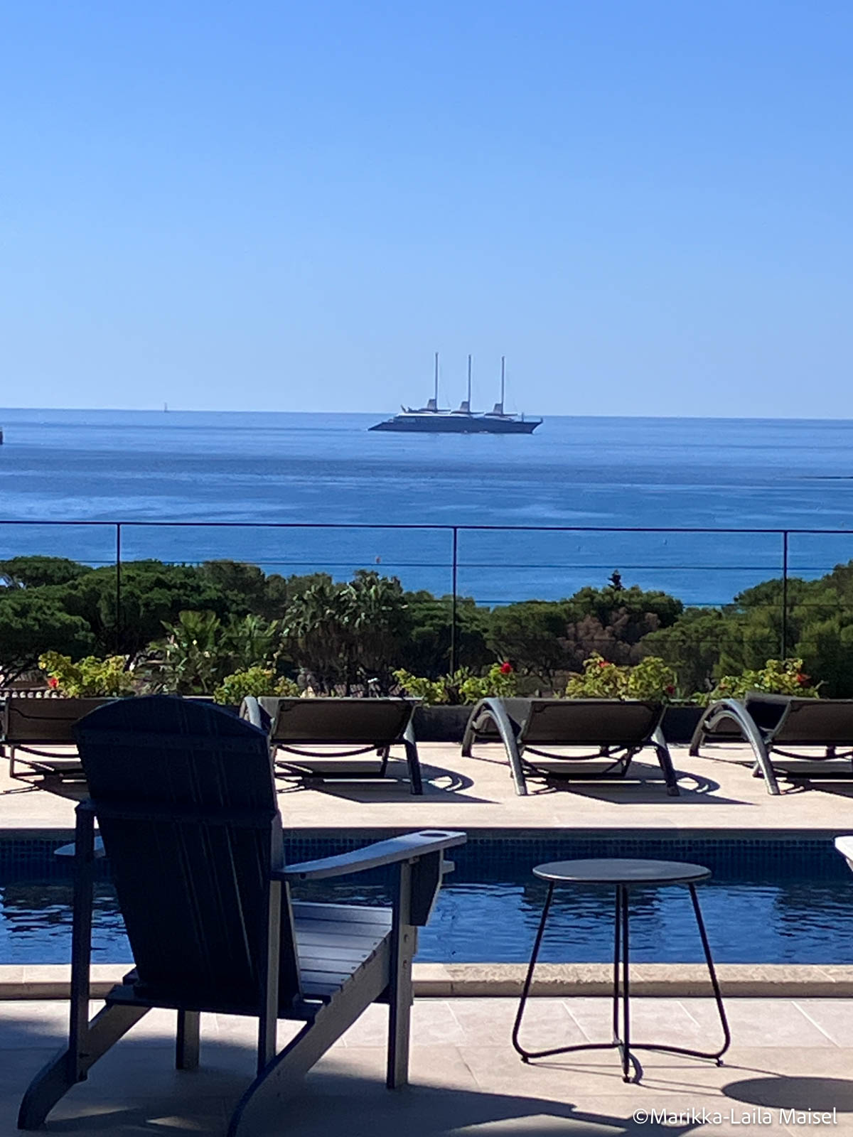 Blick von unserem Frühstückstisch: Jeff Bozos „Koru“ unterwegs zwischen St Tropez und Cannes (©Foto: Marikka-Laila Maisel) Blick von unserem Frühstückstisch: Jeff Bozos "Koru" unterwegs zwischen St Tropez und Cannes (©Foto: Marikka-Laila Maisel)