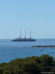 Jeff Bozos "Koru" unterwegs zwischen St Tropez und Cannes (©Foto: Marikka-Laila Maisel)
