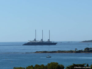 Jeff Bozos "Koru" unterwegs zwischen St Tropez und Cannes (©Foto: Marikka-Laila Maisel)