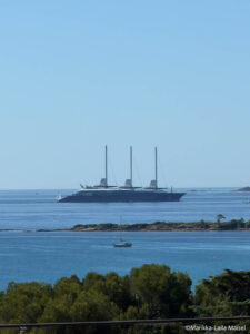Jeff Bozos "Koru" unterwegs zwischen St Tropez und Cannes (©Foto: Marikka-Laila Maisel)