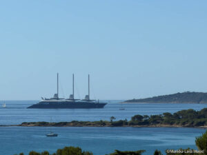 Jeff Bozos "Koru" unterwegs zwischen St Tropez und Cannes (©Foto: Marikka-Laila Maisel)