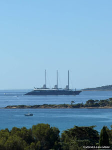Jeff Bozos "Koru" unterwegs zwischen St Tropez und Cannes (©Foto: Marikka-Laila Maisel)
