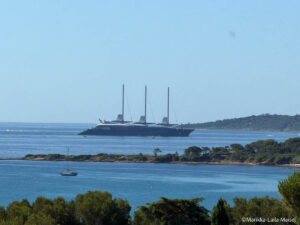 Jeff Bozos "Koru" unterwegs zwischen St Tropez und Cannes (©Foto: Marikka-Laila Maisel)