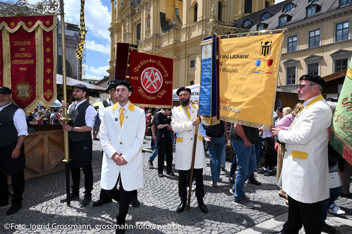 Handwerkerdorf auf dem Odeonsplatz (©Foto: Ingrid Grossmann)