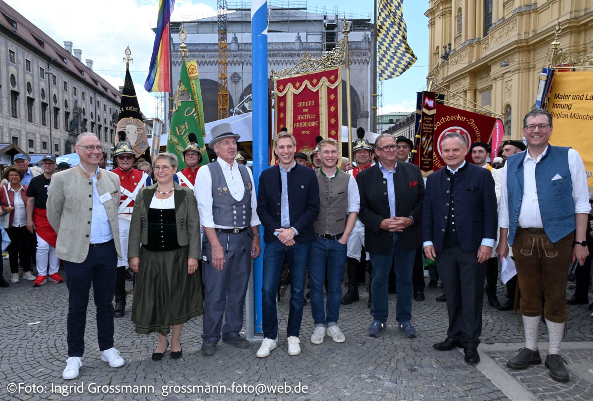 Handwerkerdorf auf dem Odeonsplatz (©Foto: Ingrid Grossmann)