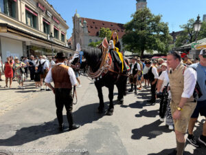 Münchner Kindl Sina Hochreiter beim Einzug zum Münchner Brauertag 2026 mit Freisprechung der Brauer am 20.06.2026 (©Foto. Martin Schmitz)