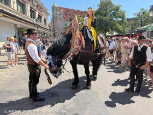 Münchner Kindl Sina Hochreiter beim Einzug zum Münchner Brauertag 2026 mit Freisprechung der Brauer am 20.06.2026 (©Foto. Martin Schmitz)