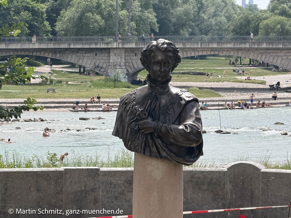 Kini Denkmal auf der Corneliusbrücke (©Foto: Martin Schmitz)