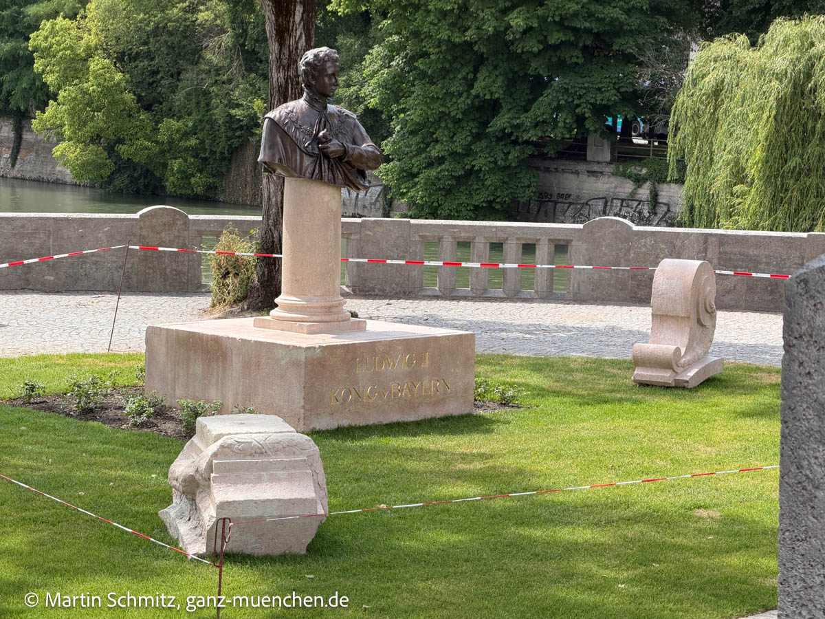 Kini Denkmal auf der Corneliusbrücke (©Foto: Martin Schmitz)