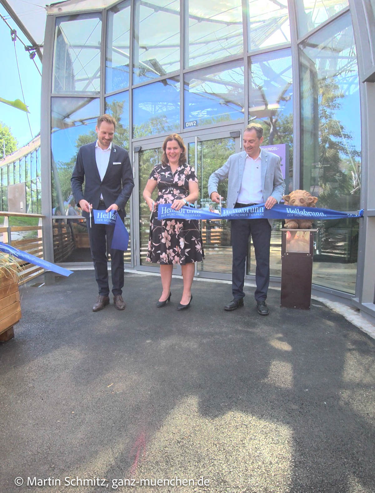 Aufsichtsratsvorsitzende und Münchner Bürgermeisterin Verena Dietl, Tierparkdirektor Rasem Baban und SSKM-Vorstandsmitglied Jan Mersmann eröffnen die Dschungelwelt (©Foto: Martin Schmitz)