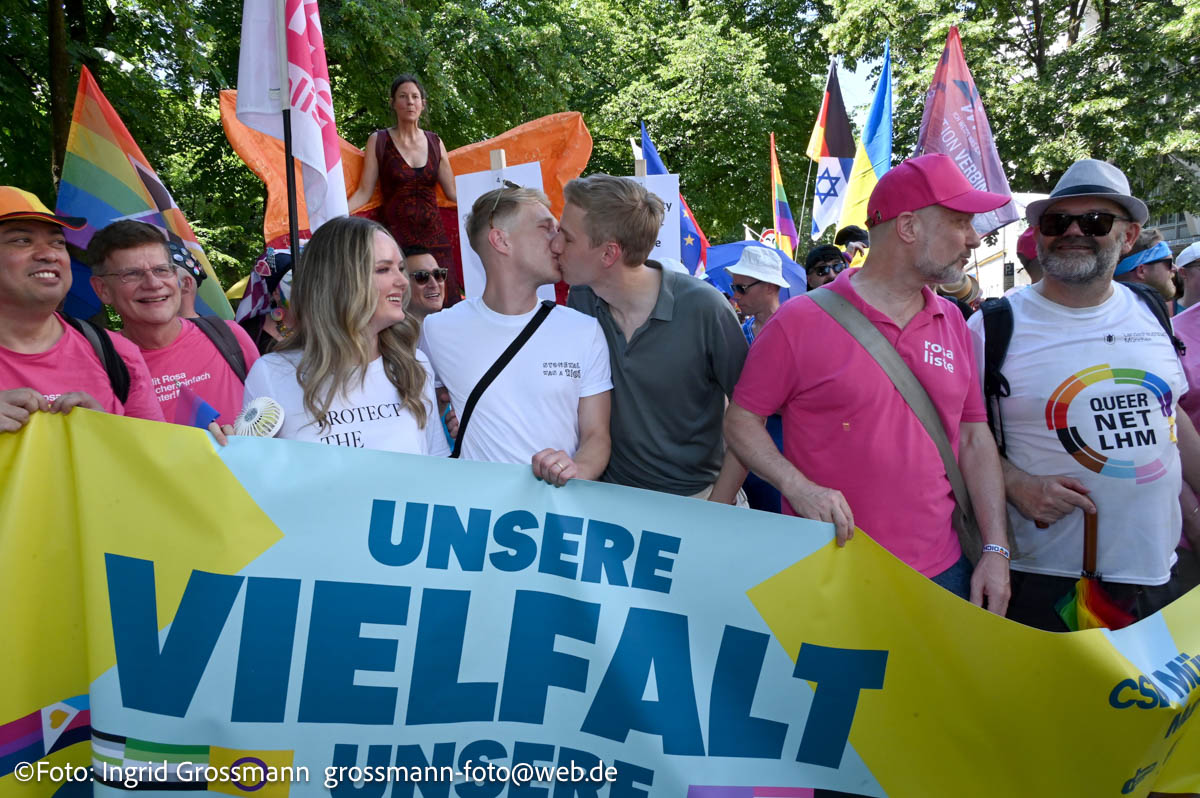 Küssender Oberbürgermeister Dominik Krause beim CSD München 2026 - Polit Parade und Pride Mile (©Foto: Ingrid Grossmann)
