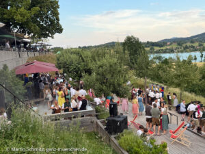 DJ Luke Greffenius an den Plattentellern : Almauftrieb 2026 in Gut Kaltenbrunn in Gmund/Tegernsee (©Foto: Martin Schmitz)