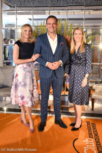 Dominik Reiner mit Frau Angela und Barbara Göttling (General Managerin Mandarin Oriental München) / Verleihung 4. „CeU loves Kunst“-Award / Club europäischer Unternehmerinnen verleiht Preis an Künstlerinnen / Hotel Mandarin Oriental / München / 8. Juni 2026 / Foto: Frank Rollitz / ABR-Pictures