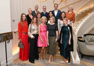 Jury: 1.R.: Kirsten Roschlaub, Mon Muellerschoen, Kristina Tröger, Sophie Neuendorf, Nicoline Wöhrle; 2.R: Petra Winter, Ingrid Lohaus, Alina-Sophie Kerner-Schiess, Janna-Lena Baierle; 3.R: Michael Zoller, Dirk Boll, Dominik Reiner, Prof. Jetta Frost / Verleihung 4. „CeU loves Kunst“-Award / Club europäischer Unternehmerinnen verleiht Preis an Künstlerinnen / Hotel Mandarin Oriental / München / 8. Juni 2026 / Foto: Frank Rollitz / ABR-Pictures